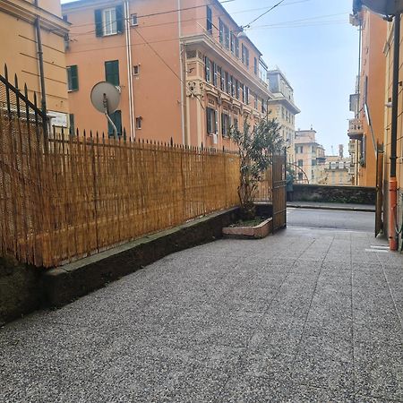 Ampio Appartamento Con 2 Posti Auto E Cortile Genoa Exterior photo
