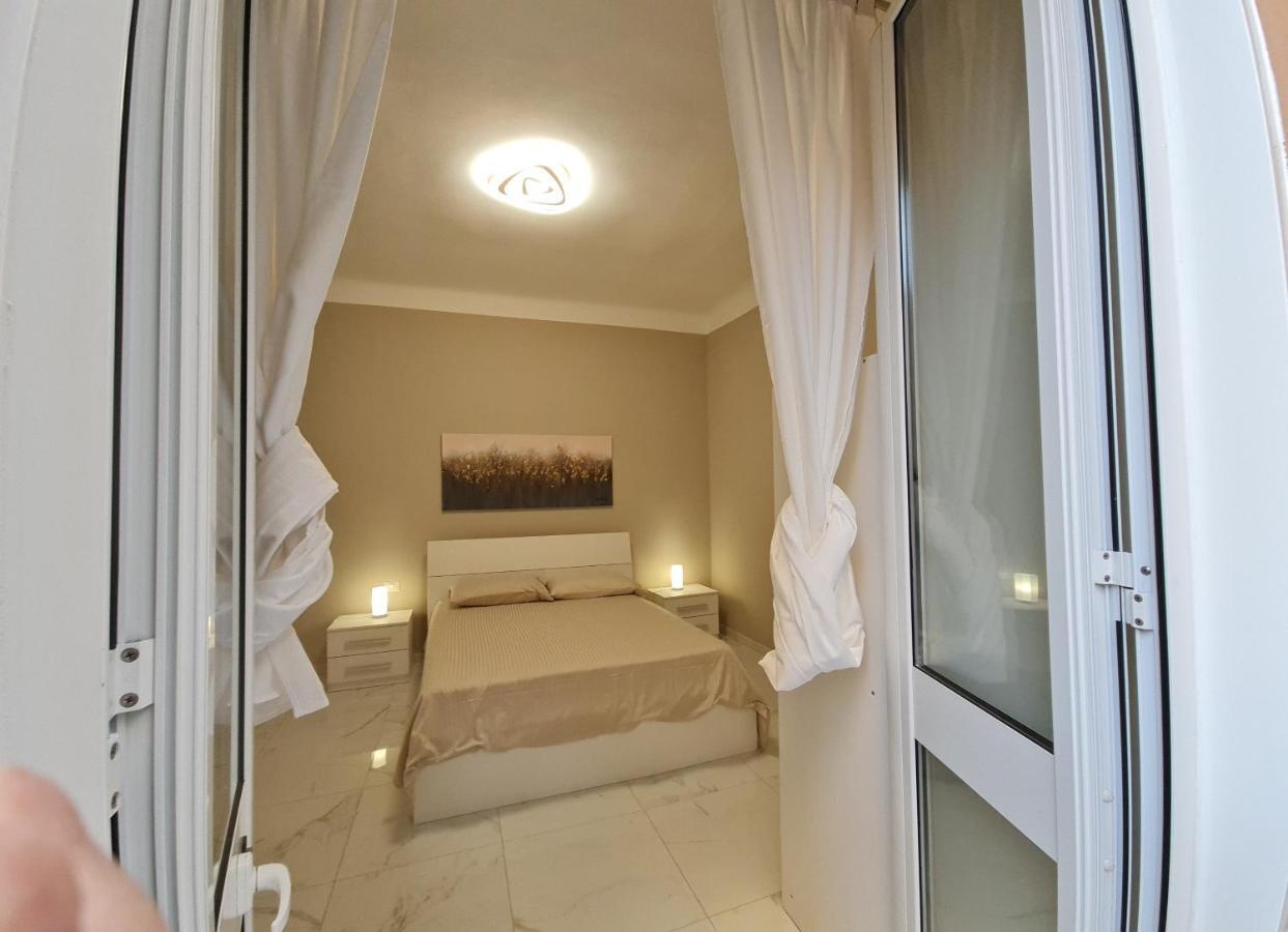 Ampio Appartamento Con 2 Posti Auto E Cortile Genoa Exterior photo