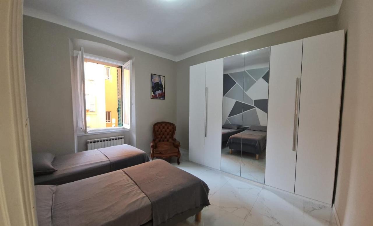 Ampio Appartamento Con 2 Posti Auto E Cortile Genoa Exterior photo