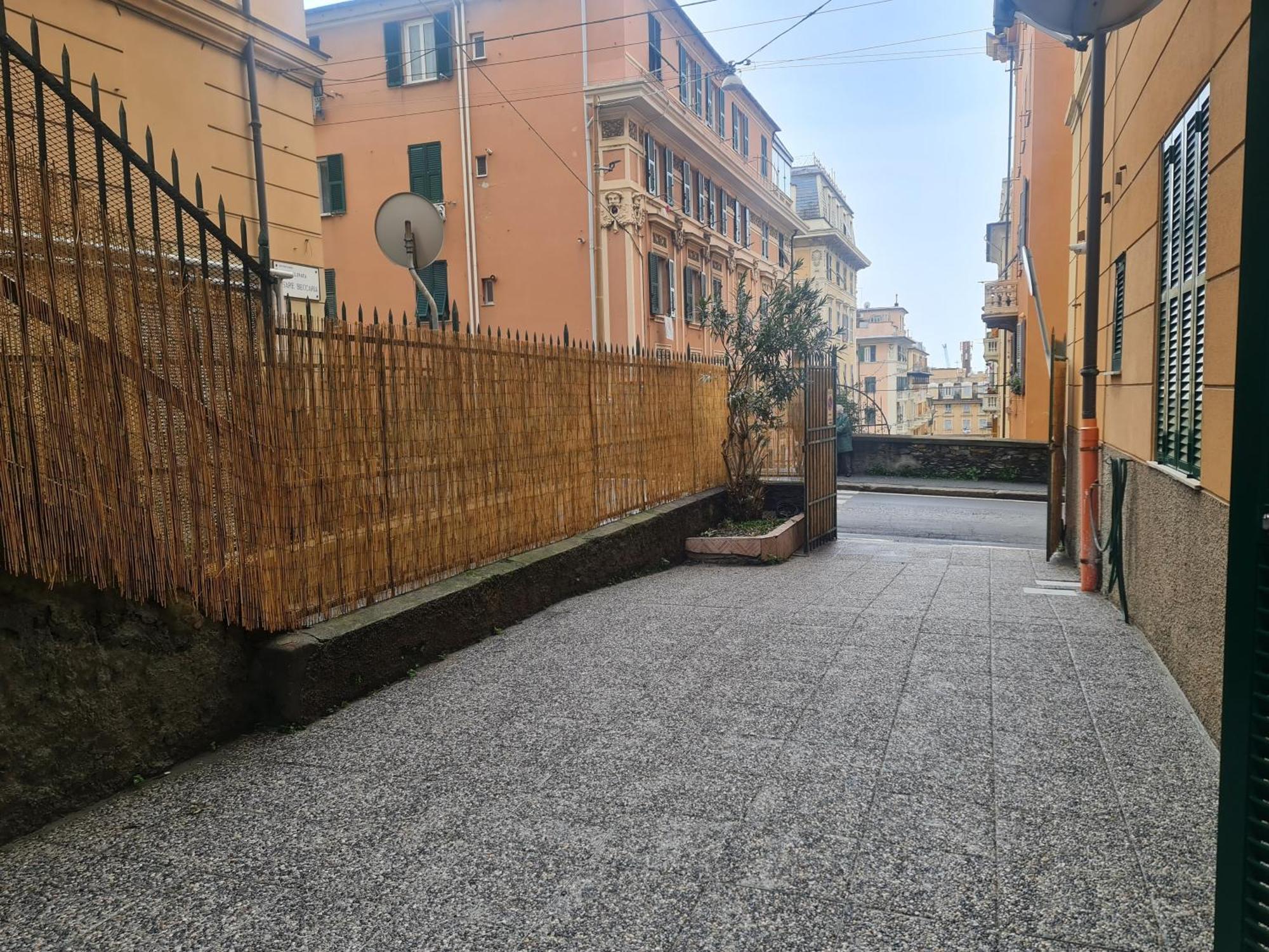Ampio Appartamento Con 2 Posti Auto E Cortile Genoa Exterior photo